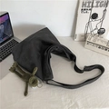 Bolso tote de lona negra de gran capacidad con correa ajustable y colgante de rana verde - Sin Adorno / Negro