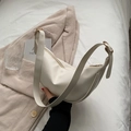 Borsa a spalla a mezza luna color crema con tracolla larga e fibbia dorata - Bianco Sporco