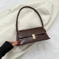 Dunkelbraune Baguette-Tasche mit Krokodilprägung und goldenem Verschluss auf Blazer-Stoff - Dunkelbraun