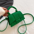 Sac bandoulière vert vif avec texture tressée gaufrée et détails dorés élégants - Vert