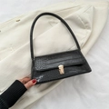 Schwarze Retro-Achseltasche mit Kroko-Prägung, Gold-Schnalle und langem Schultergurt - Schwarz