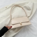 Elegante cremefarbene Baguette-Tasche mit Kroko-Prägung und goldener Metallschnalle - Weiß