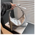 Detail der silbernen Hobo-Tasche mit Schleifen-Akzent und Metall-Falten-Struktur - Silber