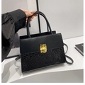 Détail du sac bandoulière noir avec textures mates et gaufrées croco et fermoir doré - Noir