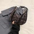 Elegante borsa a mezzaluna con stampa leopardata nero-grigio e cerniera dorata - Nero