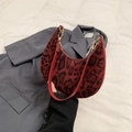 Borsa a mezzaluna sottobraccio rosso scuro con stampa leopardata e fibbie dorate - Rosso