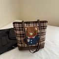 Braune karierte Tragetasche mit Teddybär-Aufnäher und Lederbesatz im Freizeitstil - Preppy Bär