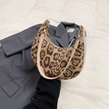Borsa a mezzaluna con stampa leopardata, manico in pelle crema e dettagli oro - Cachi