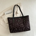 Trendige Shopper-Tasche mit Leopardenmuster, schwarzen Lederriemen und Markenetikett - Braun