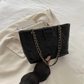 Bolso tote acolchado negro con costuras triangulares y correa de cadena dorada - Negro