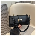 Dettaglio borsa in pelle nera con chiusura in metallo oro e tracolla intrecciata - Nero
