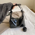 Bolso medialuna negro brillante con correa ajustable y acabado con textura - Negro