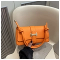 Elegante borsa baguette arancione con fibbia dorata e tracolla con nodo su libri - Arancione