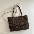 Leopard-Einkaufstasche mit braunen Ledergriffen und Goldnieten für Herbst und Winter - Khaki