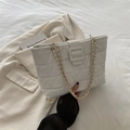 Bolso tote blanco acolchado con cadena dorada y hebilla cuadrada para uso diario - Blanco Roto