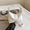 Elegante bolso medialuna blanco con detalle de lazo y correa ajustable en cuero mate - Blanco