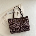 Leopard-Tote-Bag mit braunen Kunstlederriemen und metallischem Markenlogo-Detail - Rosa