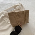 Bolso tote acolchado caqui con cadena dorada combinado con una chaqueta beige - Caqui