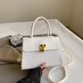 Sac à bandoulière blanc avec texture crocodile et boucle dorée au style rétro - Blanc