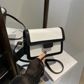 Elegante zwart-witte crossbodytas met krokodillentextuur en gouden accenten - Zwart
