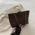 Bolso tote acolchado marrón oscuro con cadena dorada y elegantes costuras de rombos - Marrón