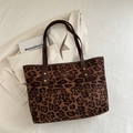 Modische Tote-Bag mit Leopardenmuster, dunkelbraunen Lederriemen und Goldnieten - Braun
