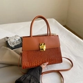 Sac bandoulière en cuir marron caramel avec texture crocodile et boucle en métal doré - Marron