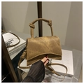 Detail der braunen Vintage-Handtasche mit verknotetem Griff und goldener Hardware - Khaki