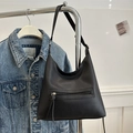 Borsa tote nera in pelle con motivo litchi e pratica tasca frontale con cerniera - Nero
