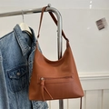 Borsa tote vintage in pelle marrone con grana martellata e nappina sulla cerniera - Marrone