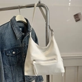 Elegante borsa tote bianca con trama in pelle martellata e nappina decorativa sulla tasca - Bianco