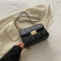 Petit sac carré matelassé noir avec bandoulière chaîne dorée et fermoir chic - Noir