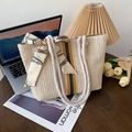 Sac fourre-tout en paille tissée beige avec rayures bicolores et foulard en soie - Blanc avec des rayures bleues