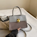 Sac à main trapèze gris avec texture crocodile et boucles dorées sur tissu blanc - Gris