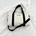 Borsa tote in tela a contrasto bianco crema e nero con stampa FASHION e tracolla - Nero & Bianco