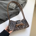 Modische Baguette-Unterarmtasche mit Leopardenmuster, brauner Lederschleife und Gurt - Braun Leopard