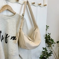 Κομψή off-white δερμάτινη τσάντα hobo σε σχέδιο μισοφέγγαρου με ρυθμιζόμενο λουράκι - Ζαχαρί