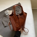 Dunkelbraune Retro Leder Beuteltasche mit Henkel und Umhängeriemen für Damen - Braun