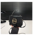 Detalle de bolso cuadrado de cuero negro mate con hebilla metálica dorada elegante - Negro