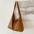 Minimalistische große braune Ledertasche mit langen Schultergurten im Herbststil 2024 - Braun