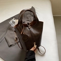 Dunkelbraune Beuteltasche mit Litschi-Maserung, Goldschloss und Smiley-Anhänger-Detail - Kaffeebraun