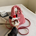 Dettaglio borsa a scacchi bianchi e rossi con charm cucciolo di Natale e tracolla - Con Ciondolo / Rosso