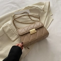 Petit sac carré matelassé beige avec bandoulière chaîne dorée et fermoir chic - Kaki