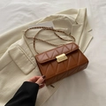 Sac bandoulière marron matelassé avec chaîne dorée et fermoir métallique chic - Marron