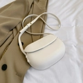 Sacoche selle minimaliste en cuir blanc avec bandoulière réglable et boucles dorées - Blanc