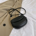Sacoche selle minimaliste noire en cuir lisse avec bandoulière réglable pour femme - Noir