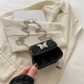 Schicke schwarze Mini-Umhängetasche mit silberner Schmetterlingsschließe und Kette - Schwarz