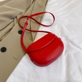 Sacoche selle rouge vif minimaliste en cuir mat avec bandoulière sur fond blanc - Rouge