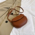 Sac besace marron minimaliste avec bandoulière réglable sur un fond neutre - Marron