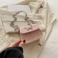 Hellrosa Lackleder Umhängetasche mit silberner Schmetterlingsschnalle und Kettenriemen - Rosa